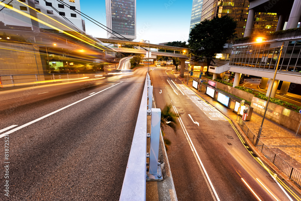 近现代城市的红绿灯步道和办公楼