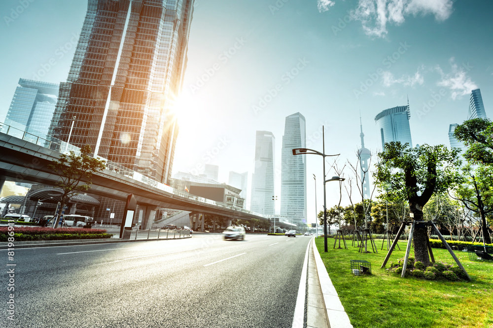 城市道路与现代城市天际线