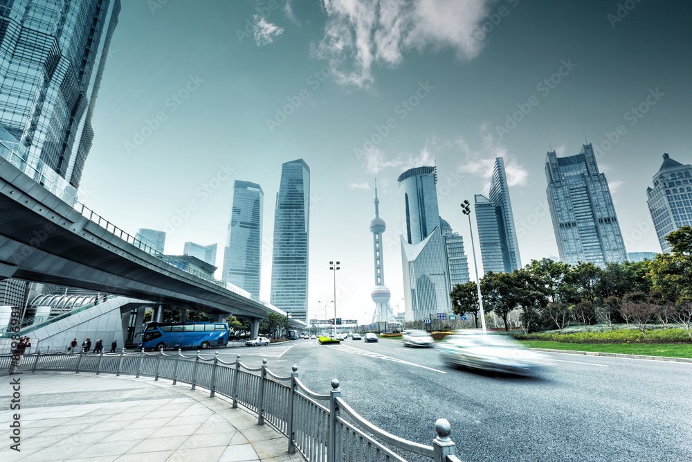 城市道路与现代城市天际线