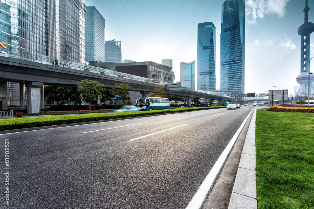 城市道路与现代城市天际线