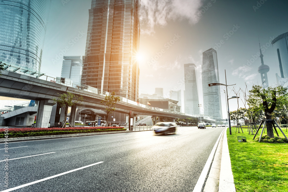 城市道路与现代城市天际线