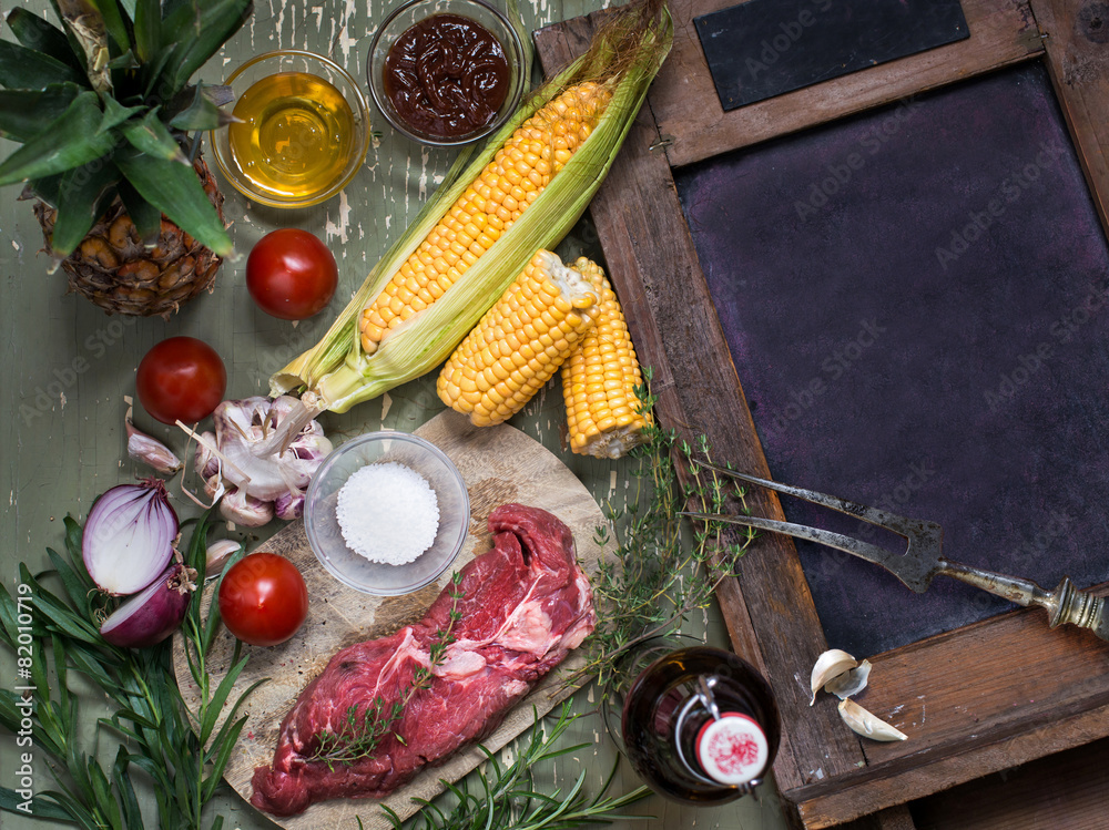 Zutaten für ein Barbecue mit Rindersteak und Mais