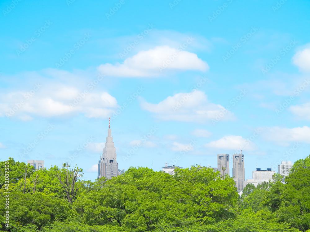 新緑と新宿の高層ビル