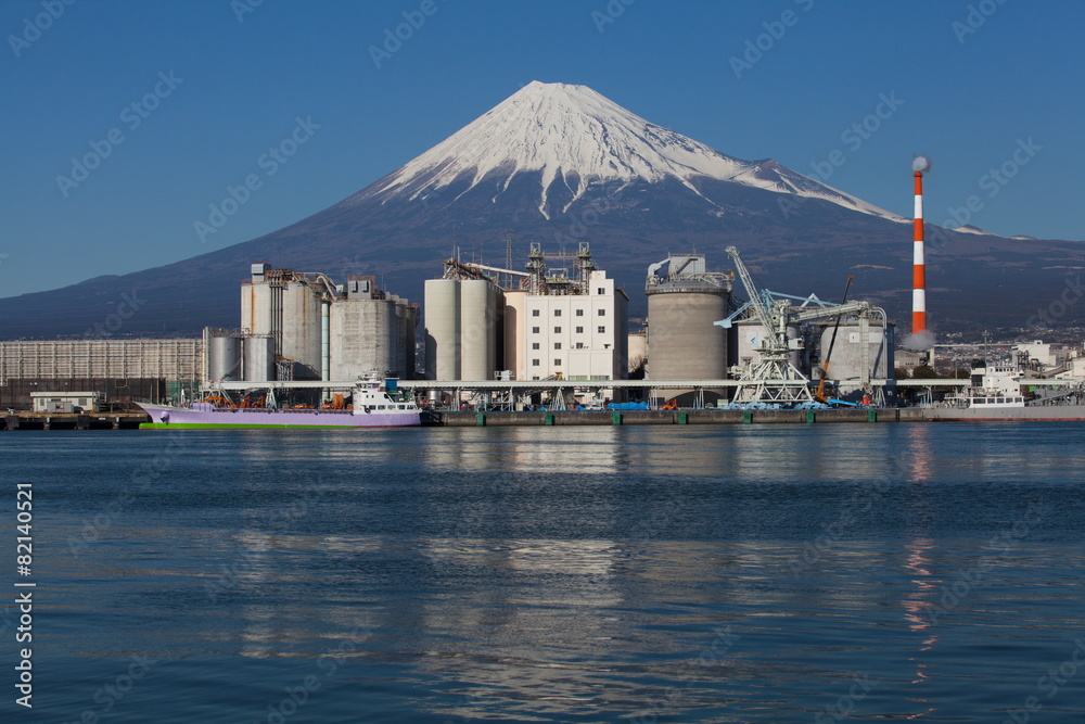 静冈县富士山和日本工业区。