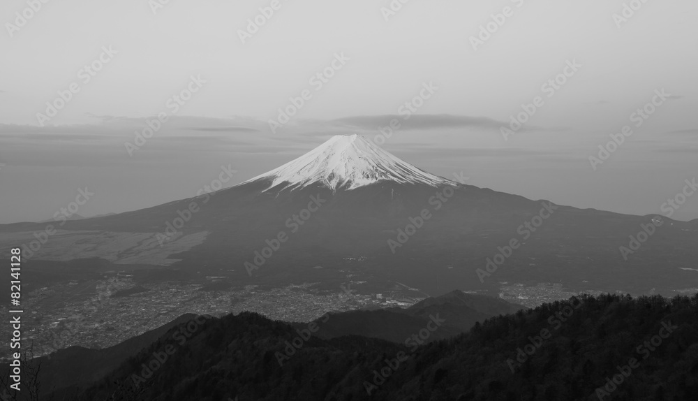 从三通治山看富士山和富士吉镇