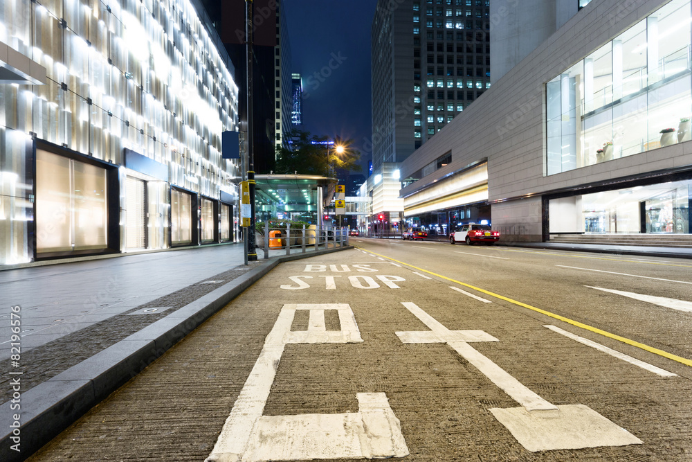 夜晚的现代街道和建筑