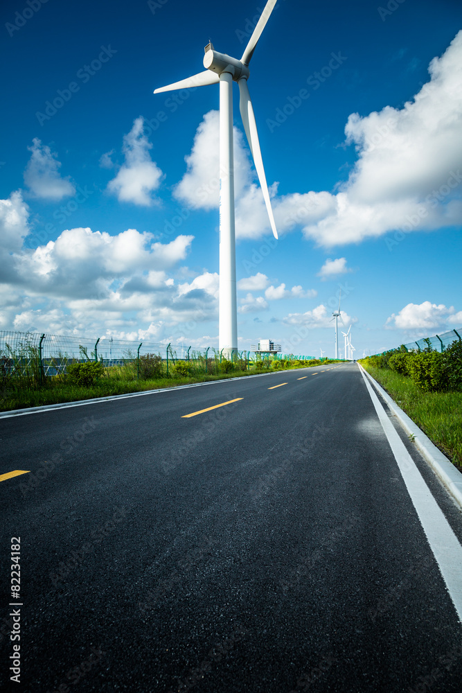 风力涡轮机在空旷的道路上逆天