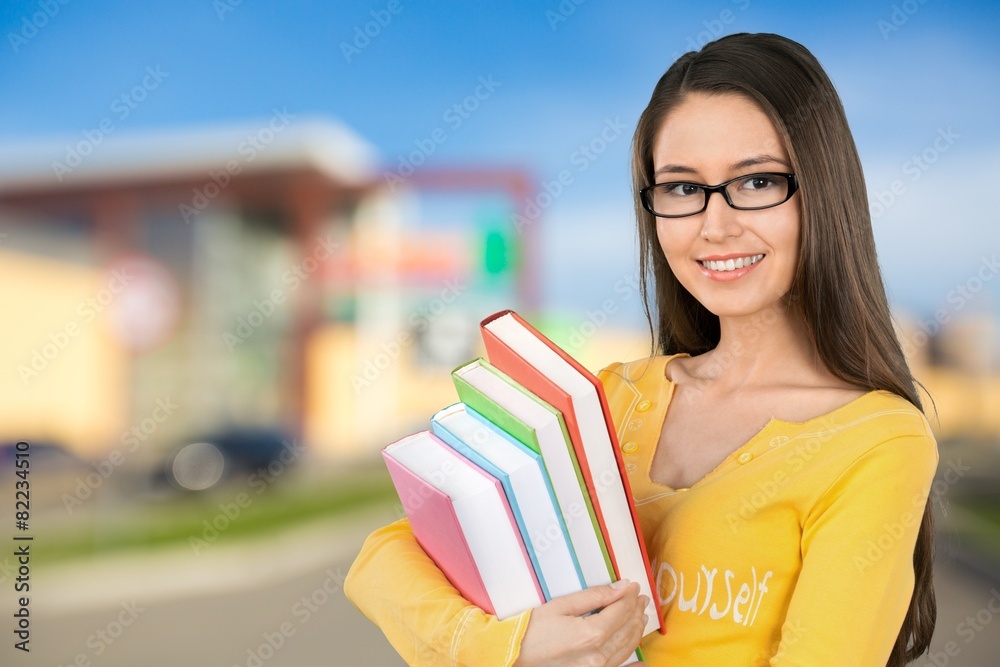 学生。被图书馆书籍包围的漂亮女学生