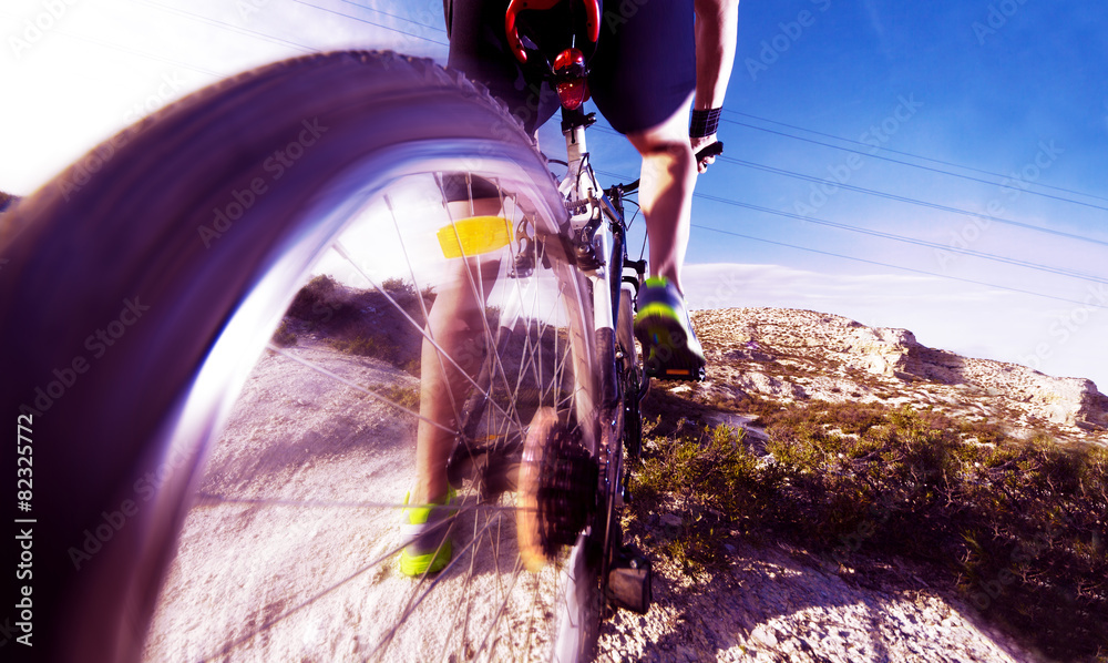 Deportes. Bicicleta de montaña y hombre.Deporte en exterior