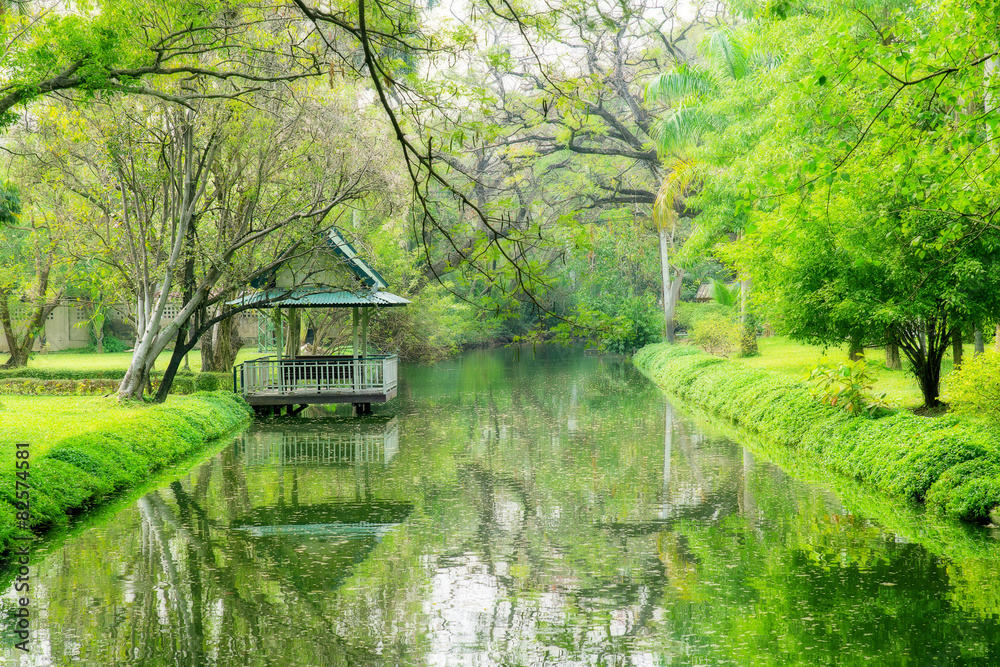 美丽的绿色花园，有运河和亭子