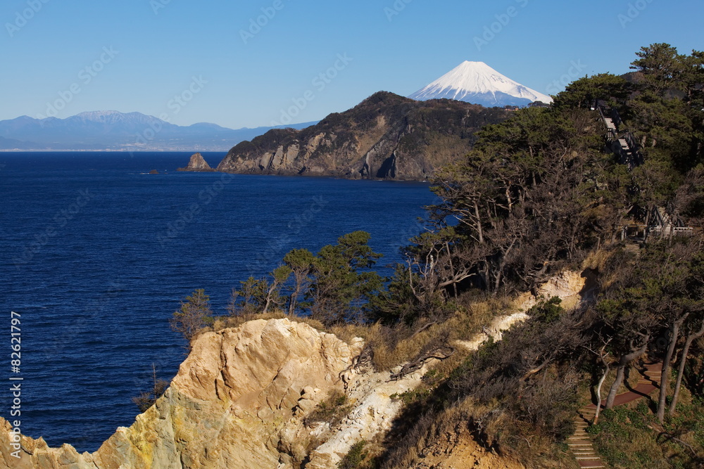 静冈伊豆市的富士山和大海。