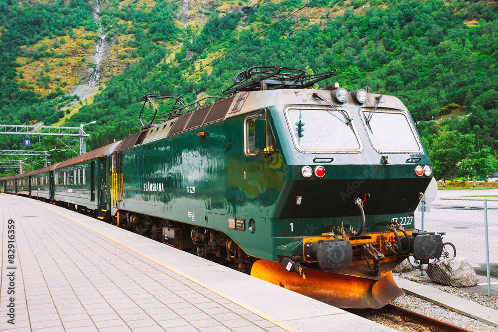 Flamsbahn In Flam，Norway。铁路上的绿色列车