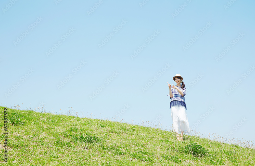 外で指差す女性