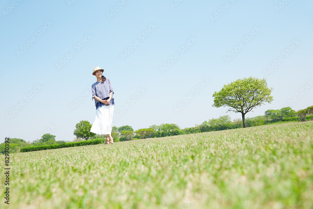 広場に立つ女性