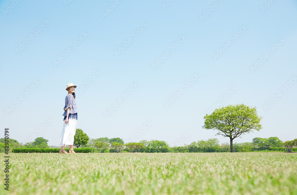 広場に立つ女性