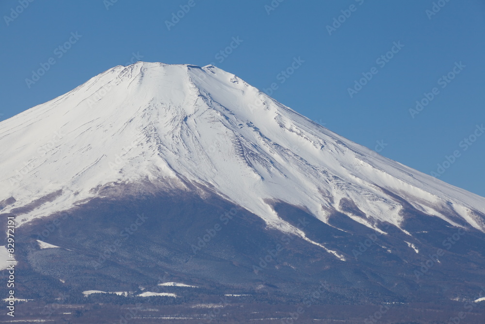 冬季有雪的富士山顶