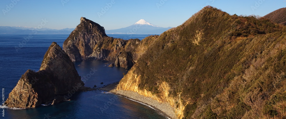 静冈伊豆市的富士山和大海。