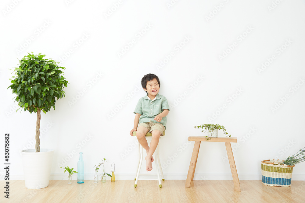 部屋で笑う男の子