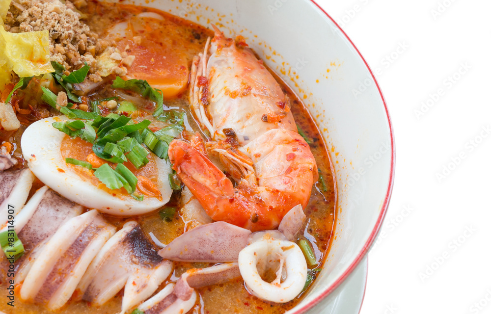 Tom yum seapool隔离在白底上