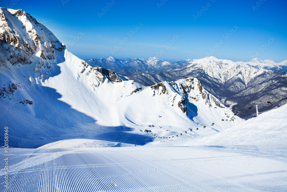 背景是高加索山脉的滑雪道