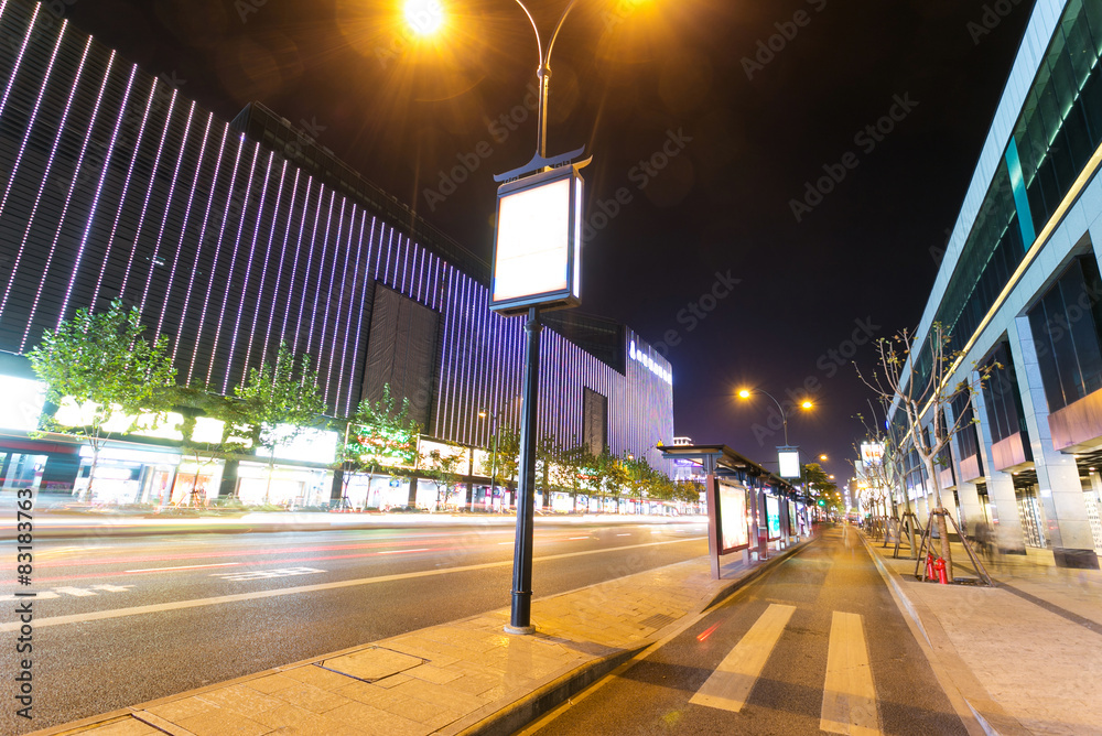 照明公交车站和街道