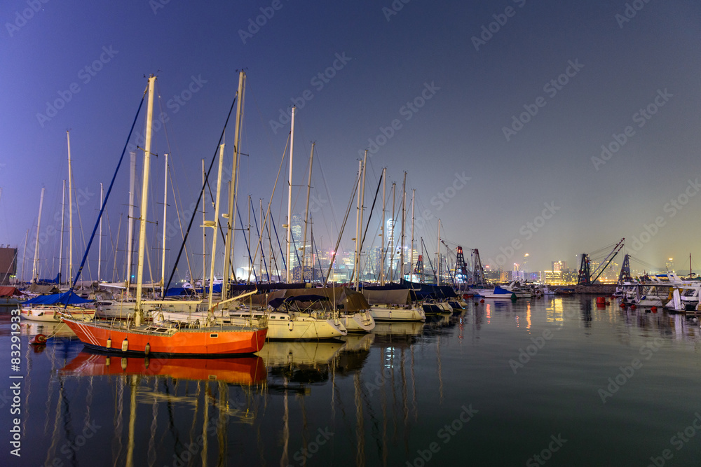 夜晚的游艇港湾