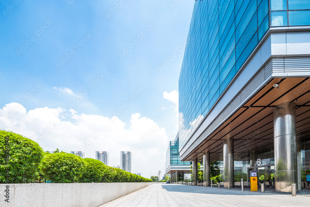 现代建筑外部附近的空路