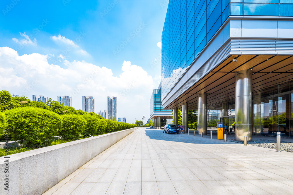 现代建筑外部附近的空路