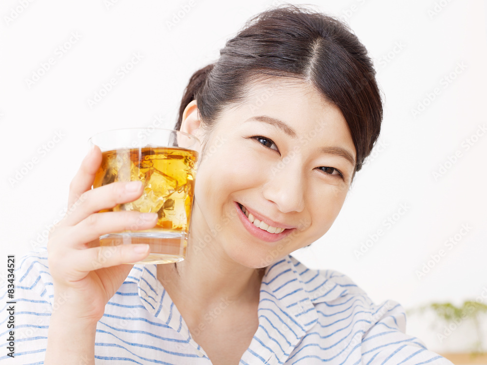 アイスティーを飲む女性