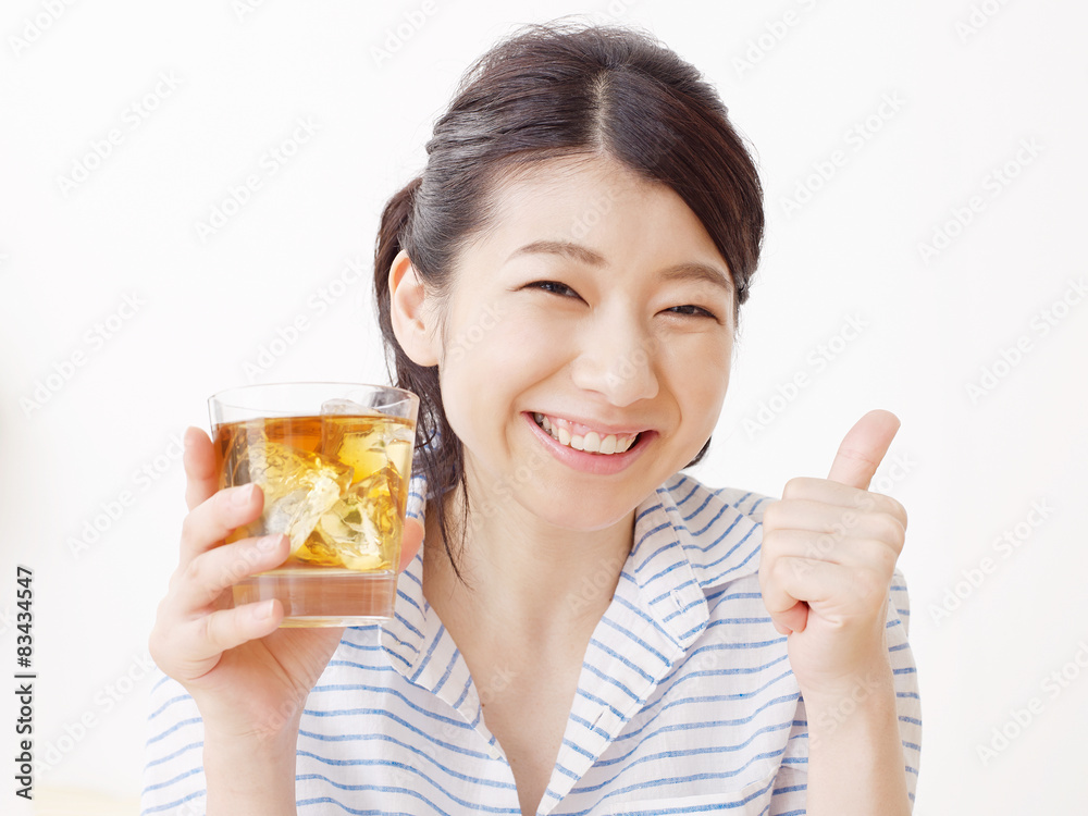 アイスティーを飲む女性