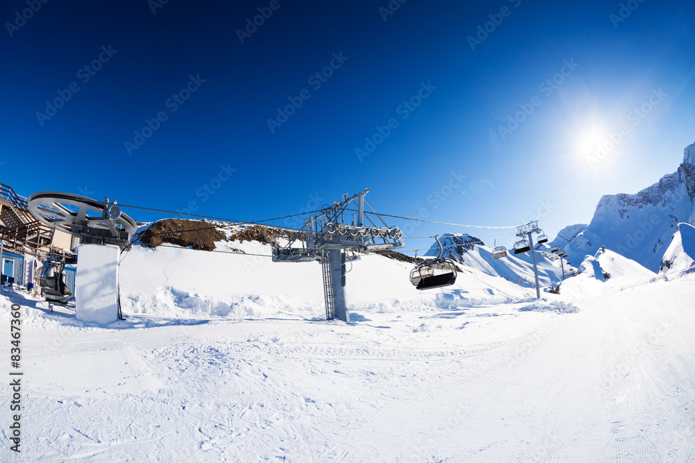 带滑雪道和滑雪缆车的滑雪场全景