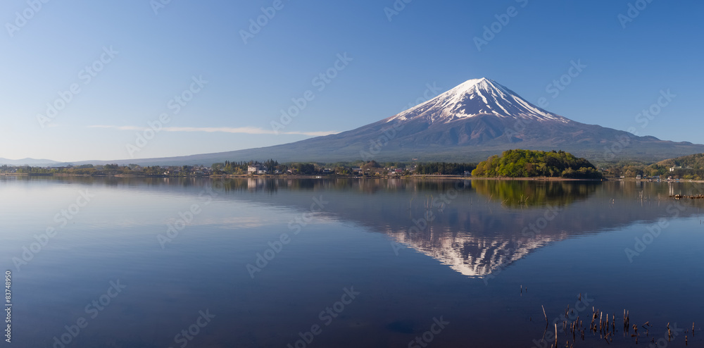 带倒影的富士山全景