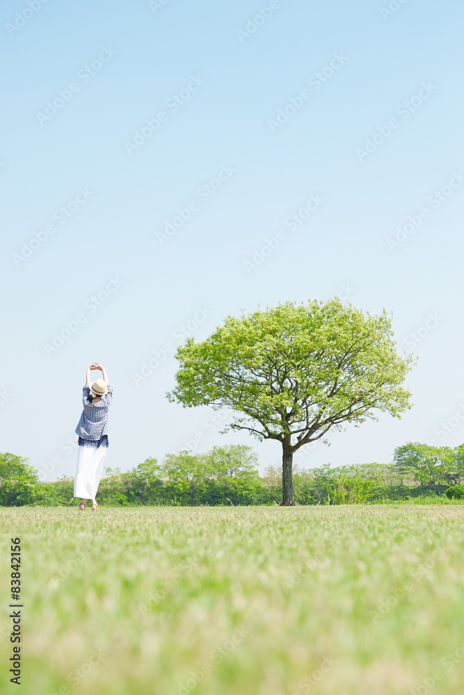 広場に立つ女性