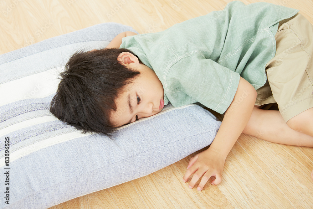 眠そうな男の子