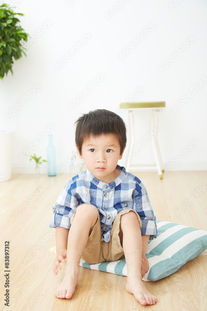 部屋で座る男の子