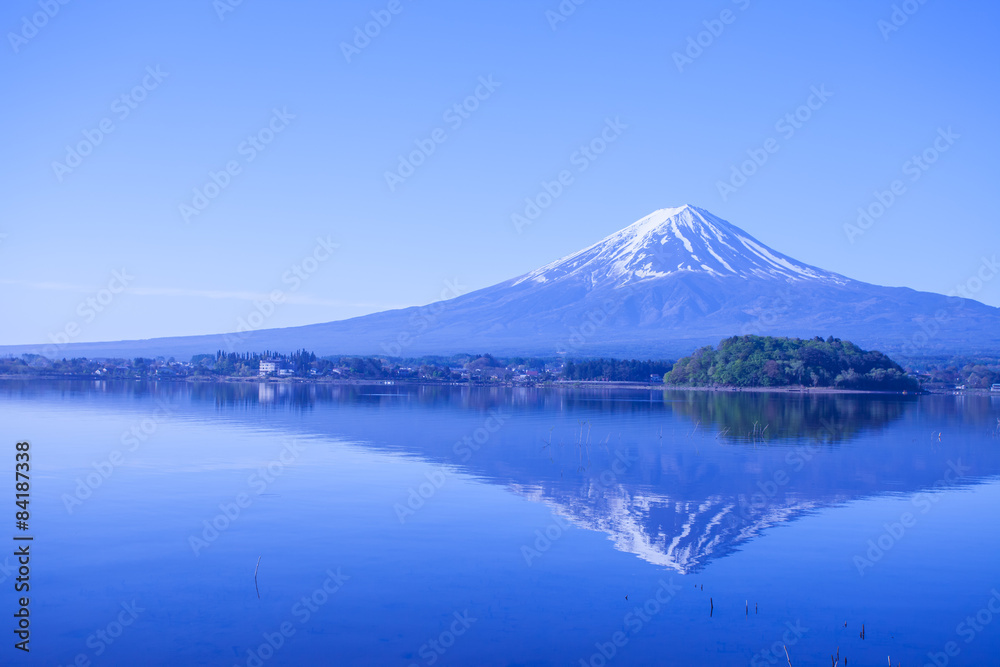 春天的富士山与河口湖的倒影