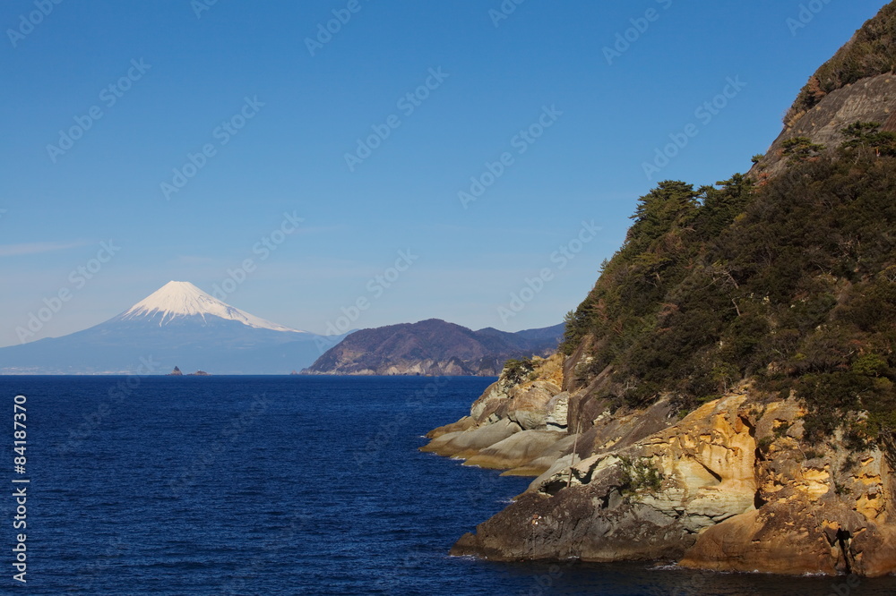 从伊豆市静冈出发的富士山和大海