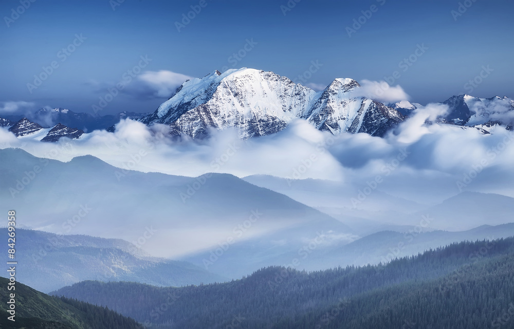 日出时的高山。美丽的自然景观