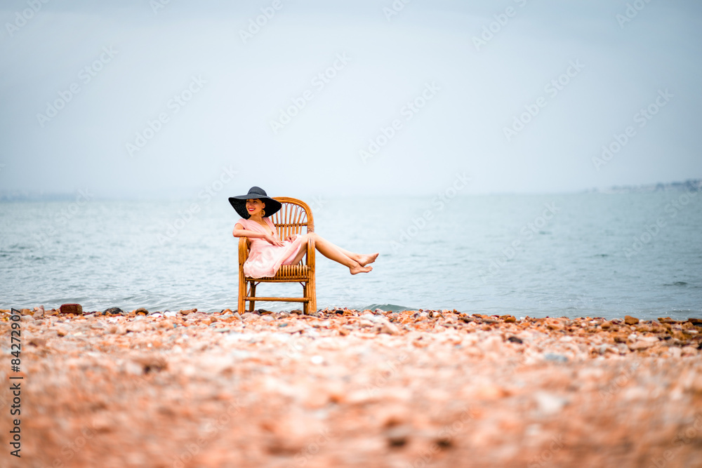 在海滩上休息的女人