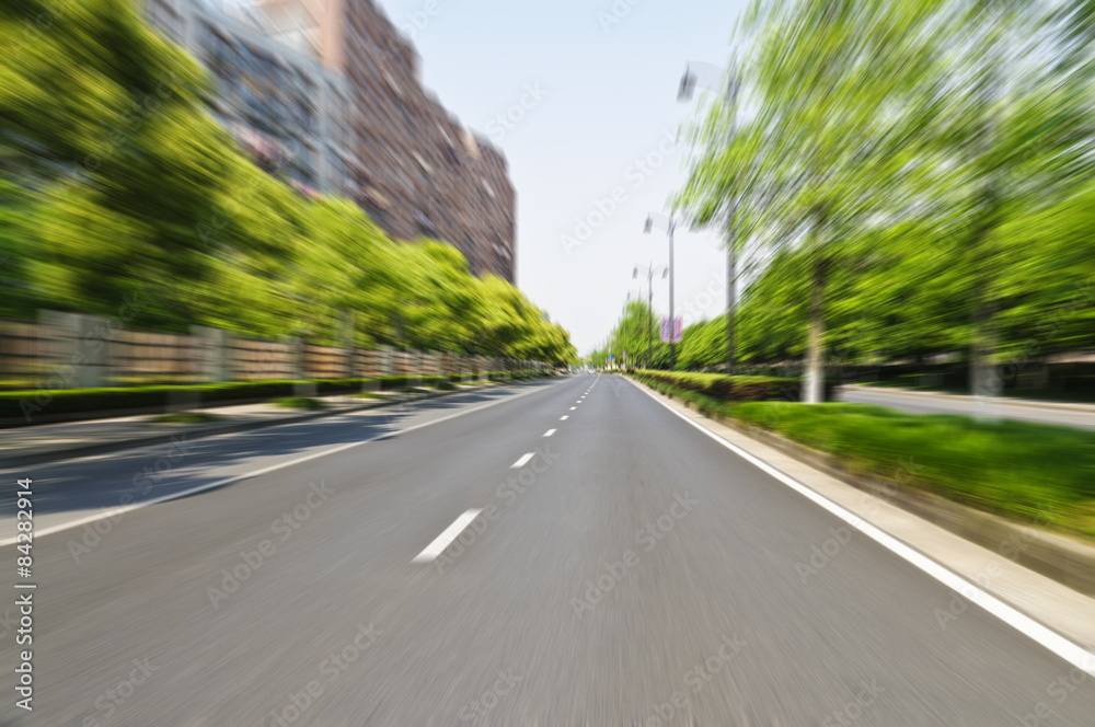 沿着运动模糊的道路。