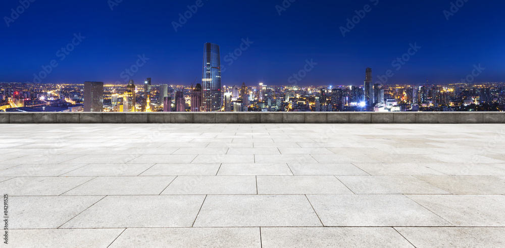 夜晚空旷的道路和城市天际线