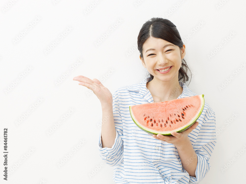 西瓜を食べる女性　案内