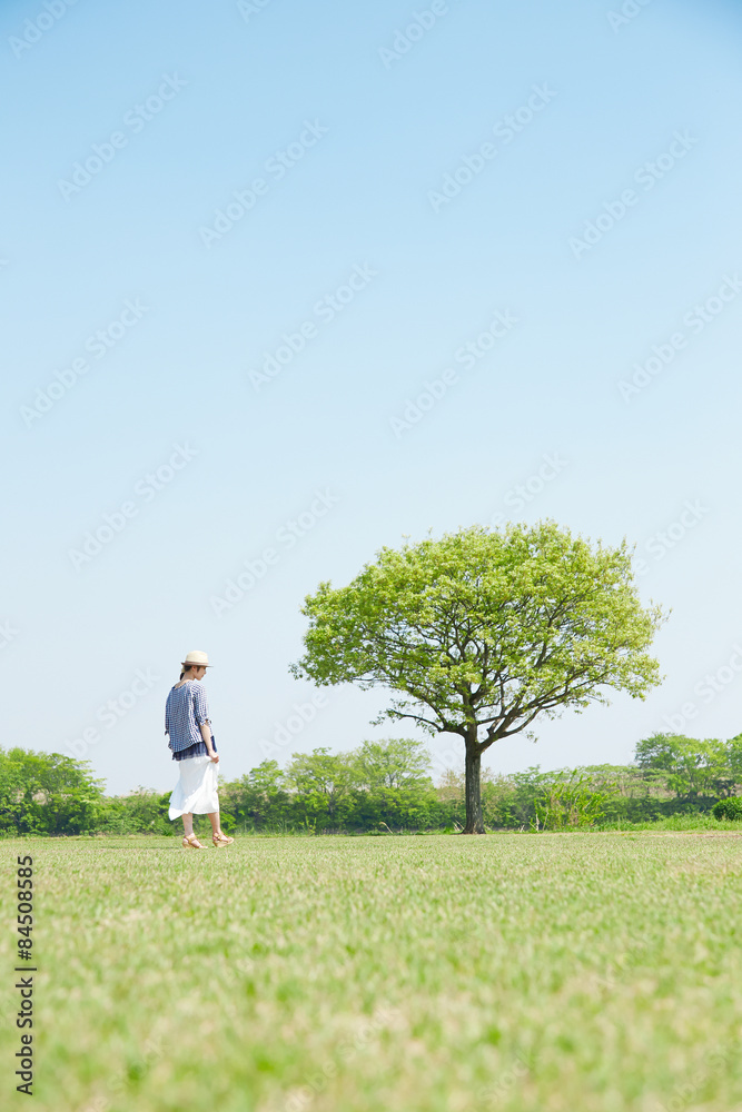 広場を散歩する女性