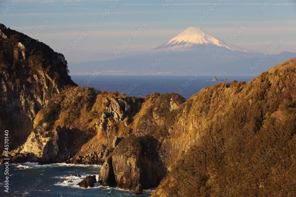 来自日本静冈县伊豆市的富士山和大海。