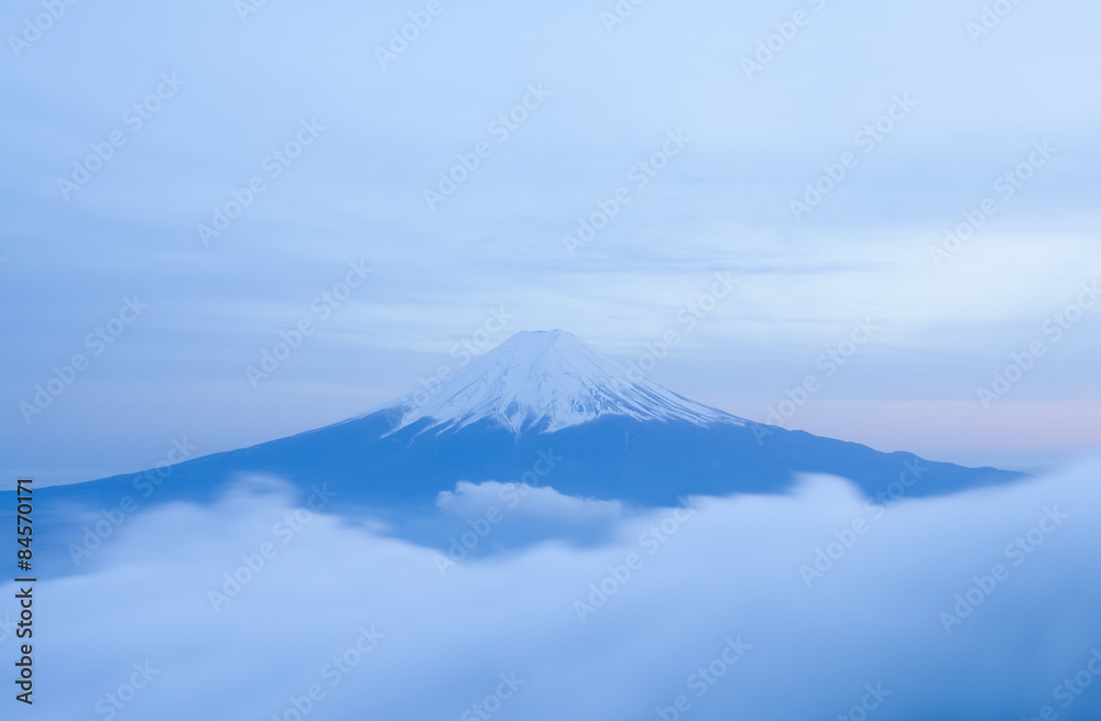 富士山顶和从三通山顶看到的云