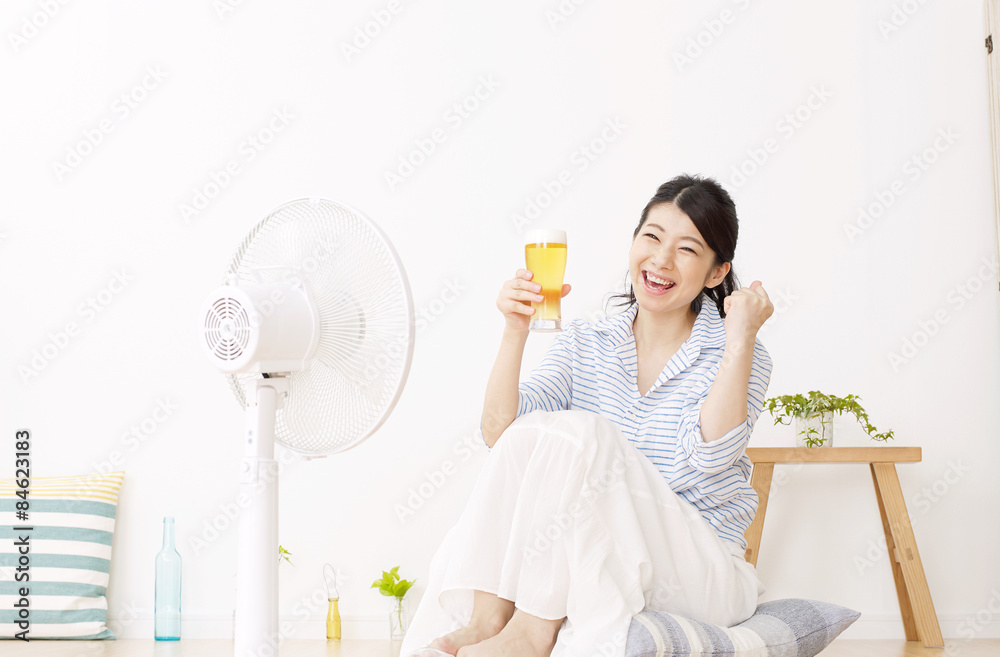 部屋でビールを飲む女性