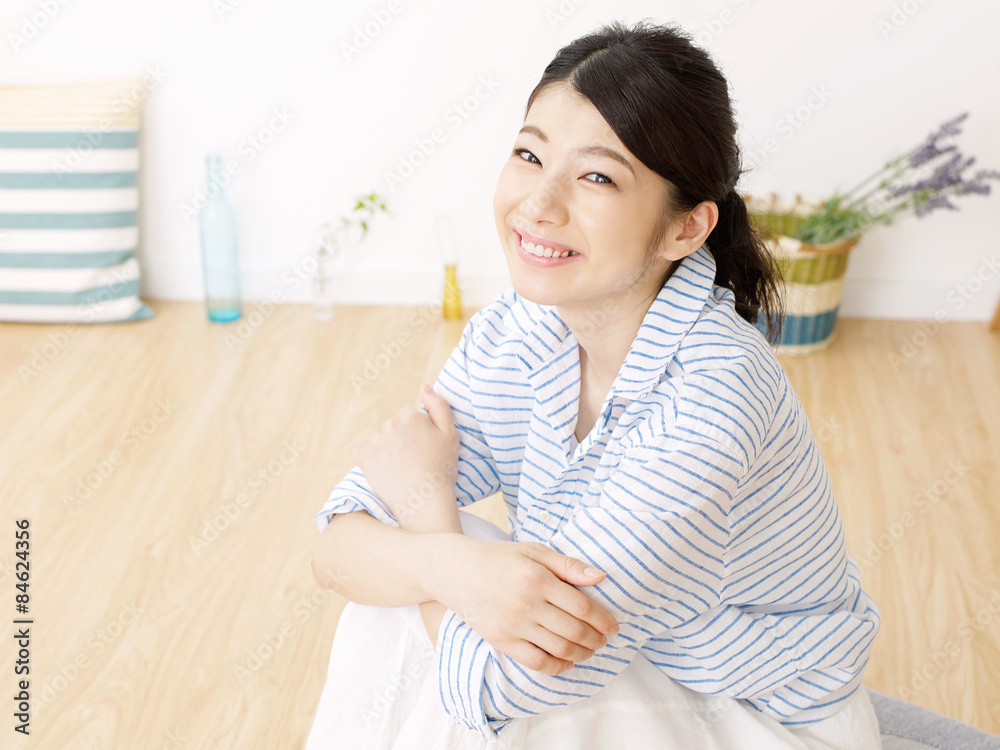 部屋で笑顔の女性