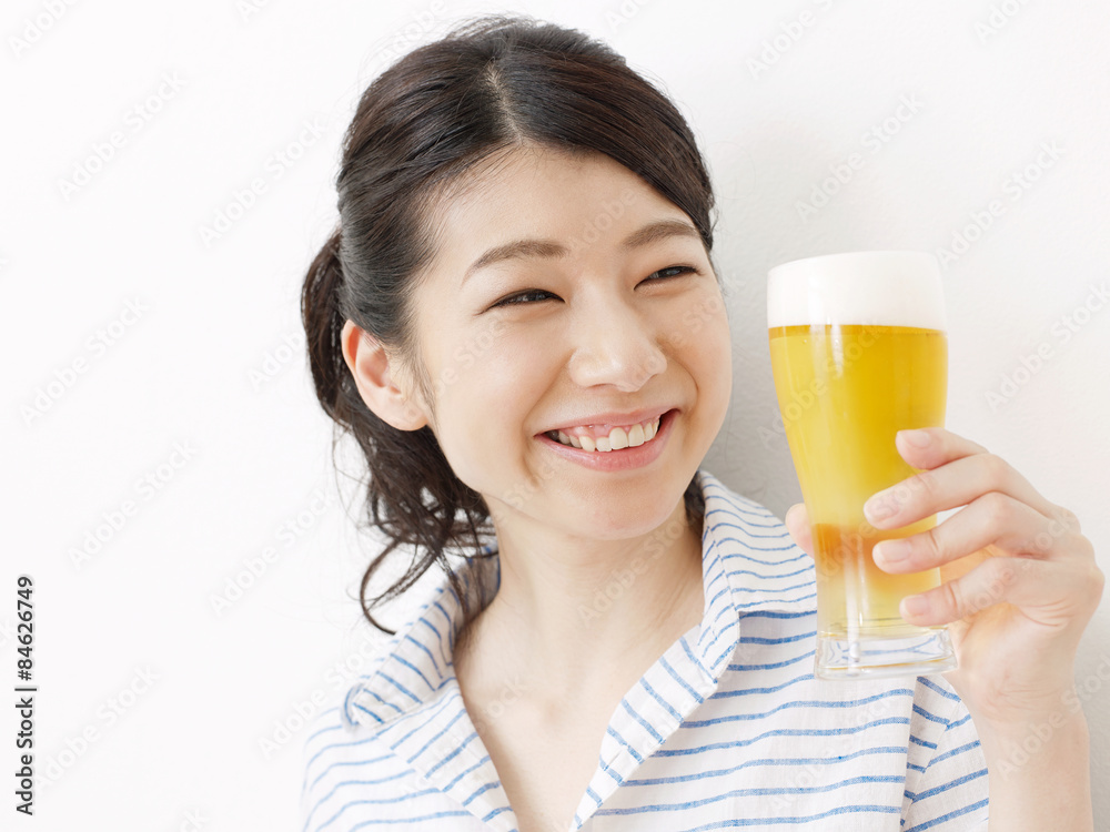 ビールを飲む女性