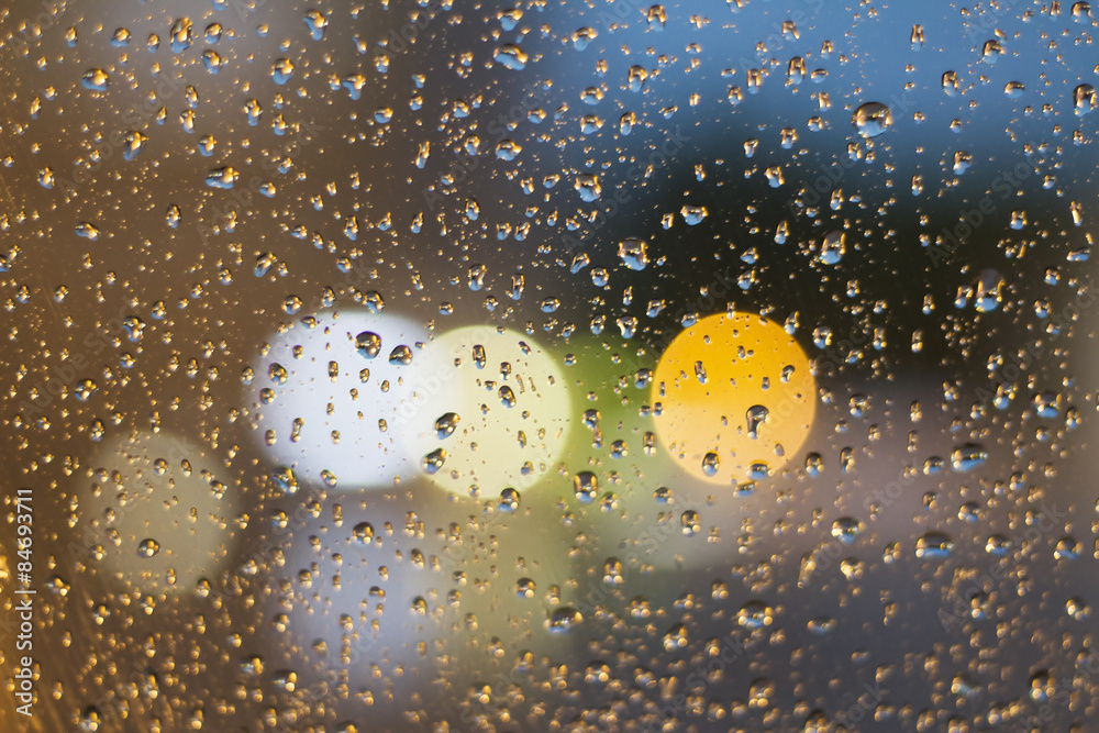 晚上玻璃上的雨滴