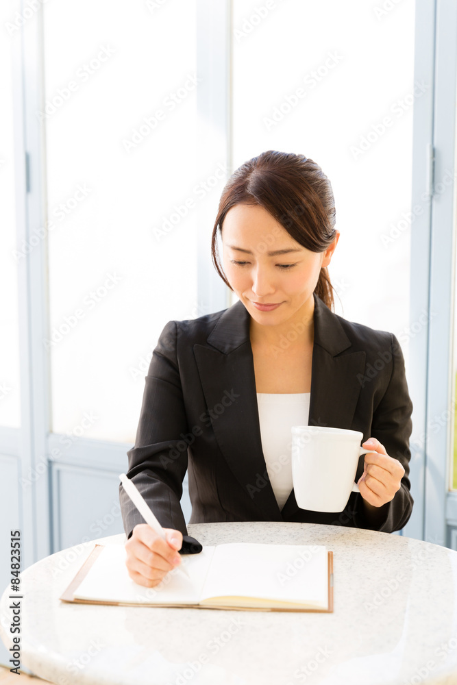 asian businesswoman working in the cafe